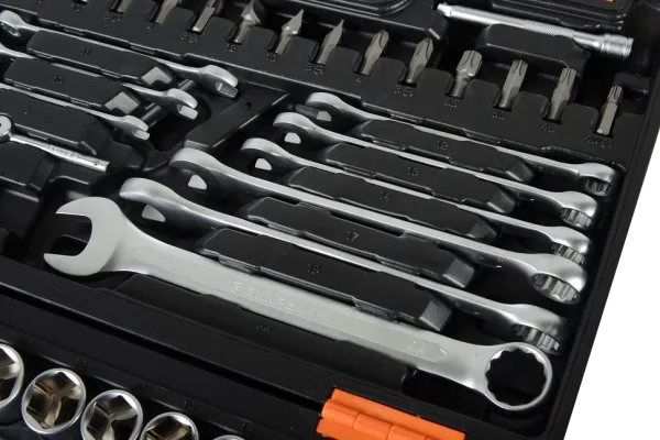 Набор инструментов АВТО, 1/2" , 1/4" , CrV, в кейсе 82 предм Вихрь